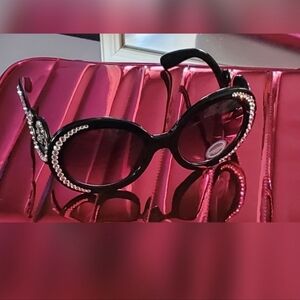 Elegant Black Sunglasses with Crystal Accents